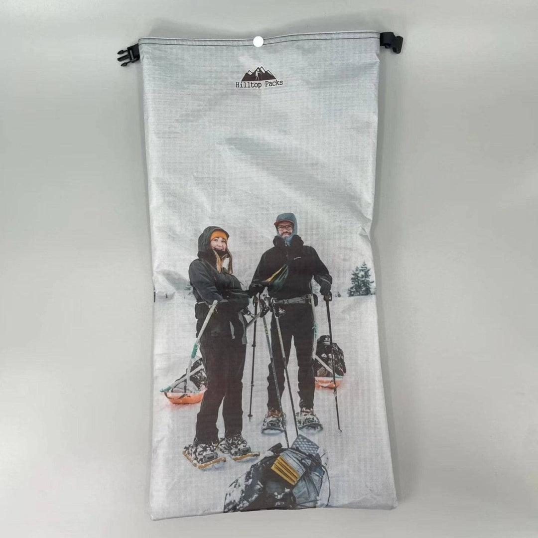 Hilltop Packs Custom Printed Dry Bag D50T – personalisierbarer Packsack – Herstelleransicht 3 / Gestaltungsbeispiel