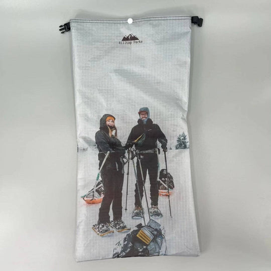 Hilltop Packs Custom Printed Dry Bag D50T – personalisierbarer Packsack – Herstelleransicht 3 / Gestaltungsbeispiel