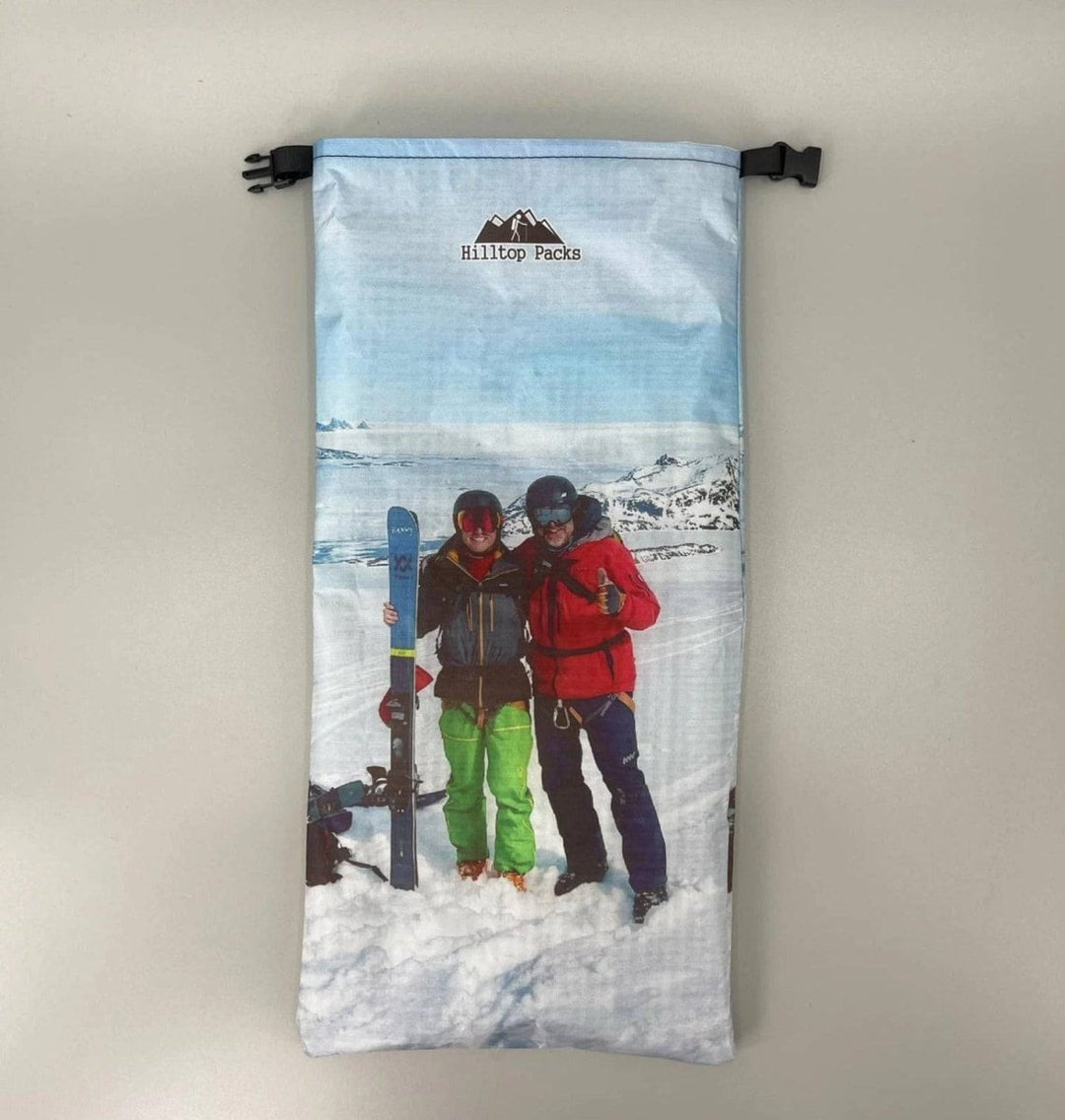 Hilltop Packs Custom Printed Dry Bag D50T – personalisierbarer Packsack – Herstelleransicht 2 / Gestaltungsbeispiel
