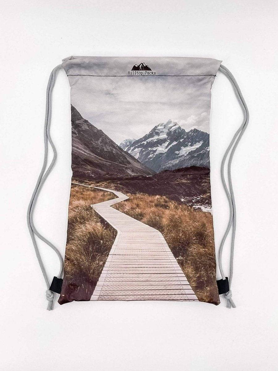 Hilltop Packs Custom Printed Drawstring Backpack – personalisierbarer Kordelzugrucksack – Herstelleransicht 12 / Gestaltungsbeispiel