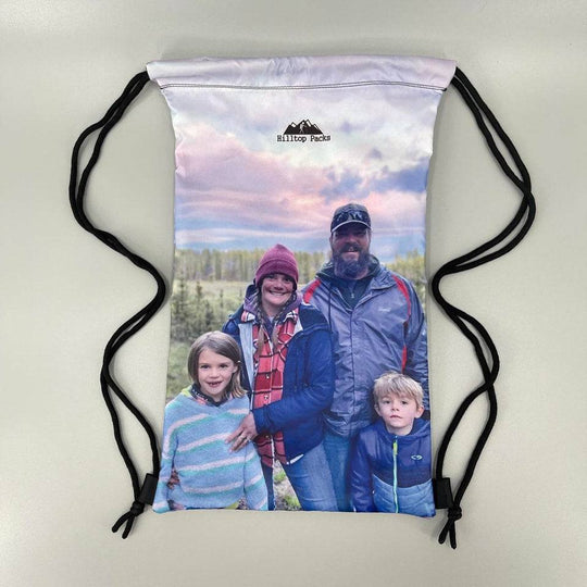Hilltop Packs Custom Printed Drawstring Backpack – personalisierbarer Kordelzugrucksack – Herstelleransicht 2 / Gestaltungsbeispiel