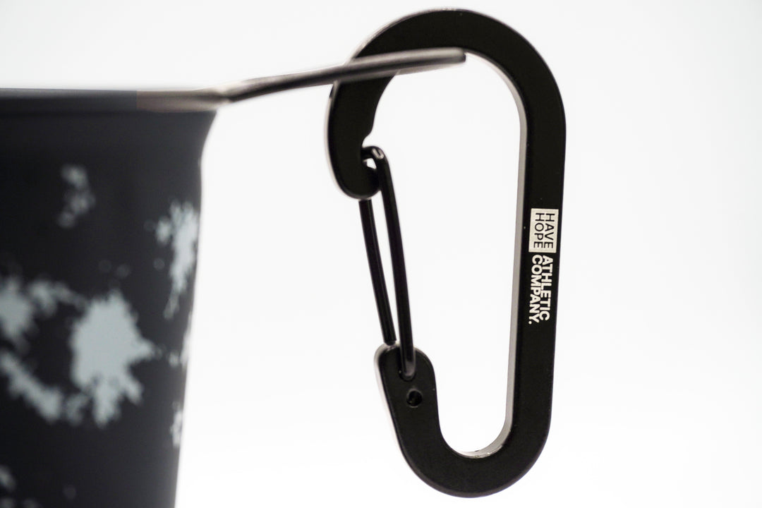 HOPE CUP Afterglow – Detail des beiliegenden Karabiners