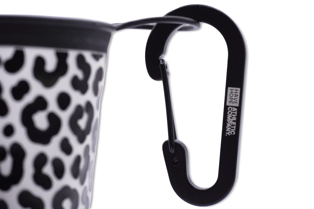 HOPE CUP Born Wild – Detail des beiliegenden Karabiners