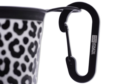 HOPE CUP Born Wild – Detail des beiliegenden Karabiners