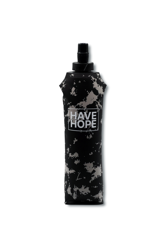 HOPE FLASK Afterglow – Vorderansicht im schwarz-grauen Batik-Design