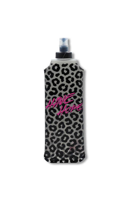 HOPE FLASK Born Wild – Vorderansicht im Leopard-Design