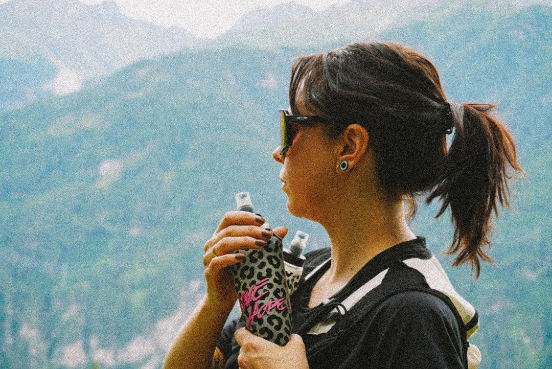 HOPE FLASK Born Wild – Softflask beim Trinken auf dem Trail