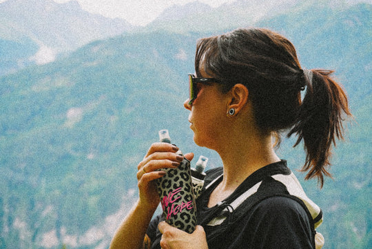 HOPE FLASK Born Wild – Softflask beim Trinken auf dem Trail