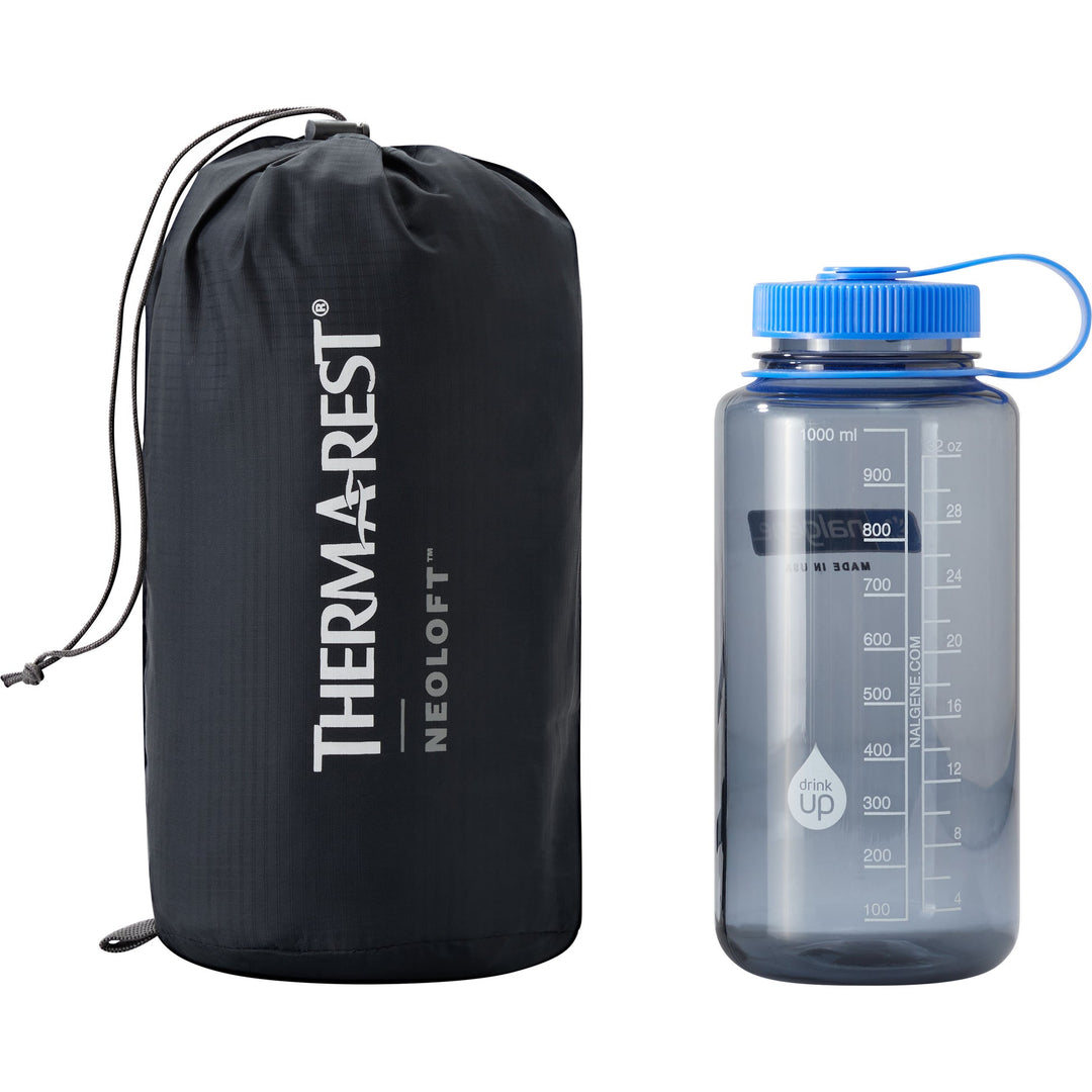 Therm-a-Rest NeoLoft Packbeutel im Vergleich zur 1-Liter-Flasche