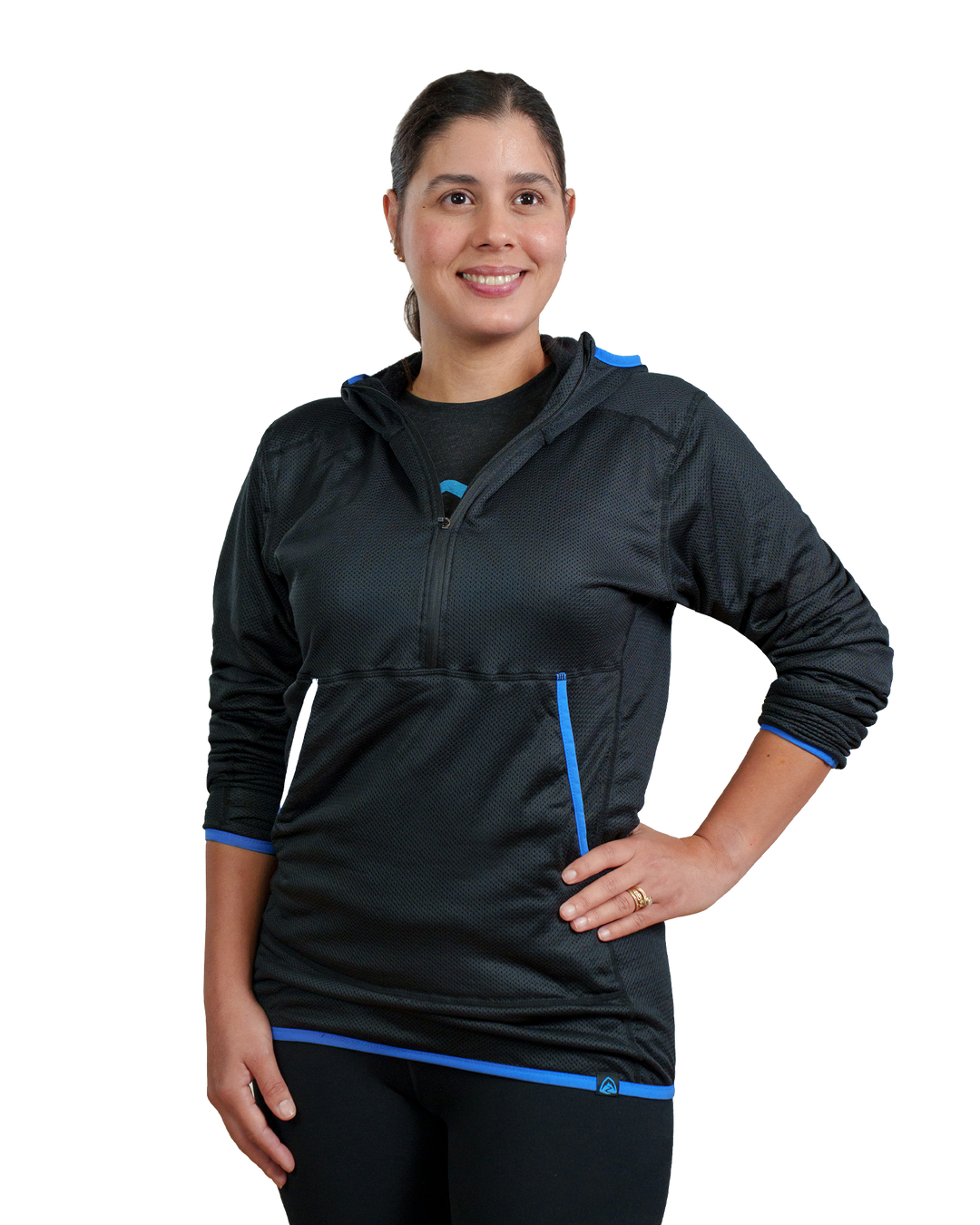 Zpacks Octa Fleece Hoody Pullover – Black w/ Blue Trim – Passformansicht an einem weiblichen Model
