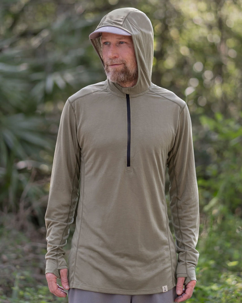 Zpacks Mirage Merino Sun Hoody – Light Olive – Outdoor-Ansicht mit aufgesetzter Kapuze